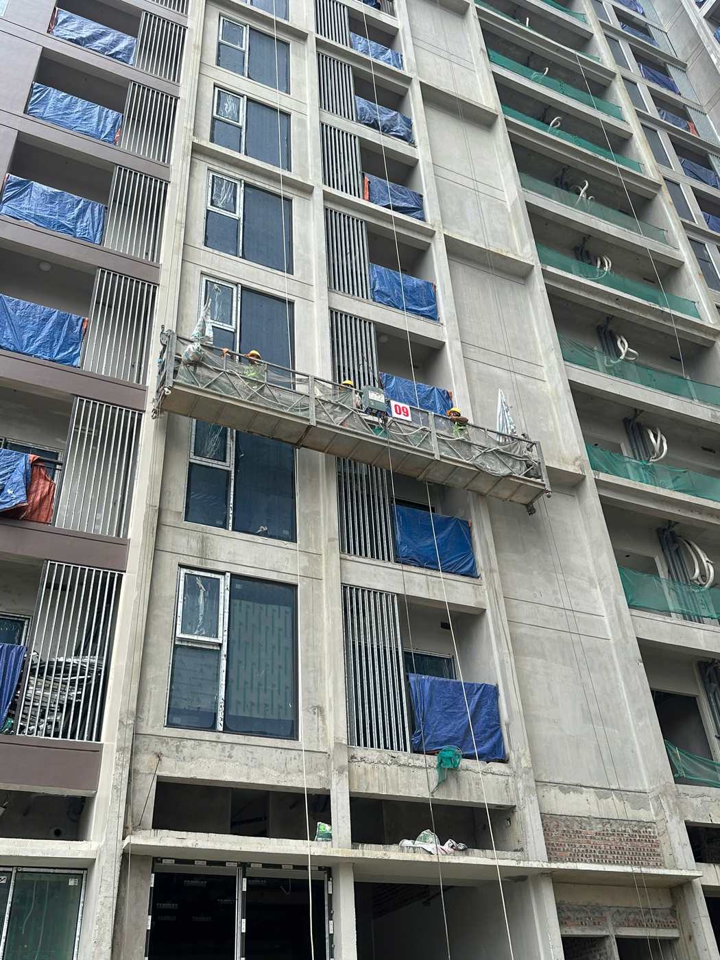 Thi công thanh lam GRC trên cao bằng gondola tại Vinhomes Park