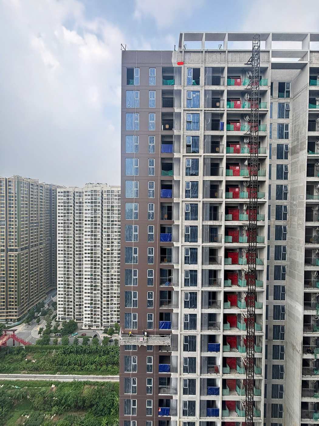 Thi công lam ngang GRC lắp ghép mặt dựng dự án Vinhomes Park V11 V12