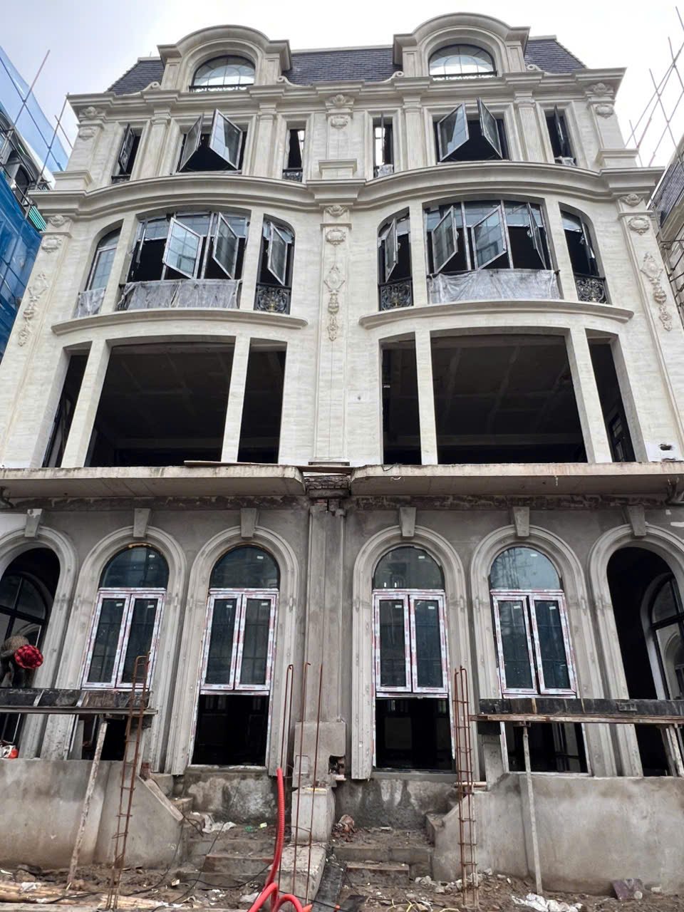 Mặt dựng phào chỉ GRC Noble Place Long Biên với ô cửa vòm và ban công cong