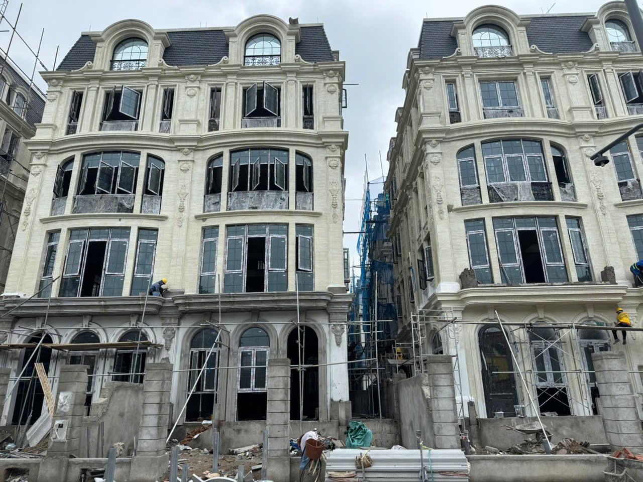 Nhà phố tân cổ điển hoàn thiện phào chỉ GRC Noble Place Long Biên
