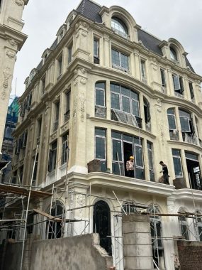 Phào chỉ GRC Noble Place Long Biên trên mặt dựng góc nhà tân cổ điển